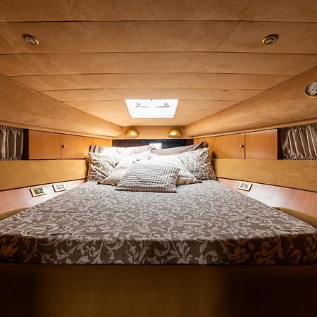 "Ultima" Love Boat Bari Extérieur photo