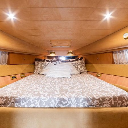 "Ultima" Love Boat Bari Extérieur photo