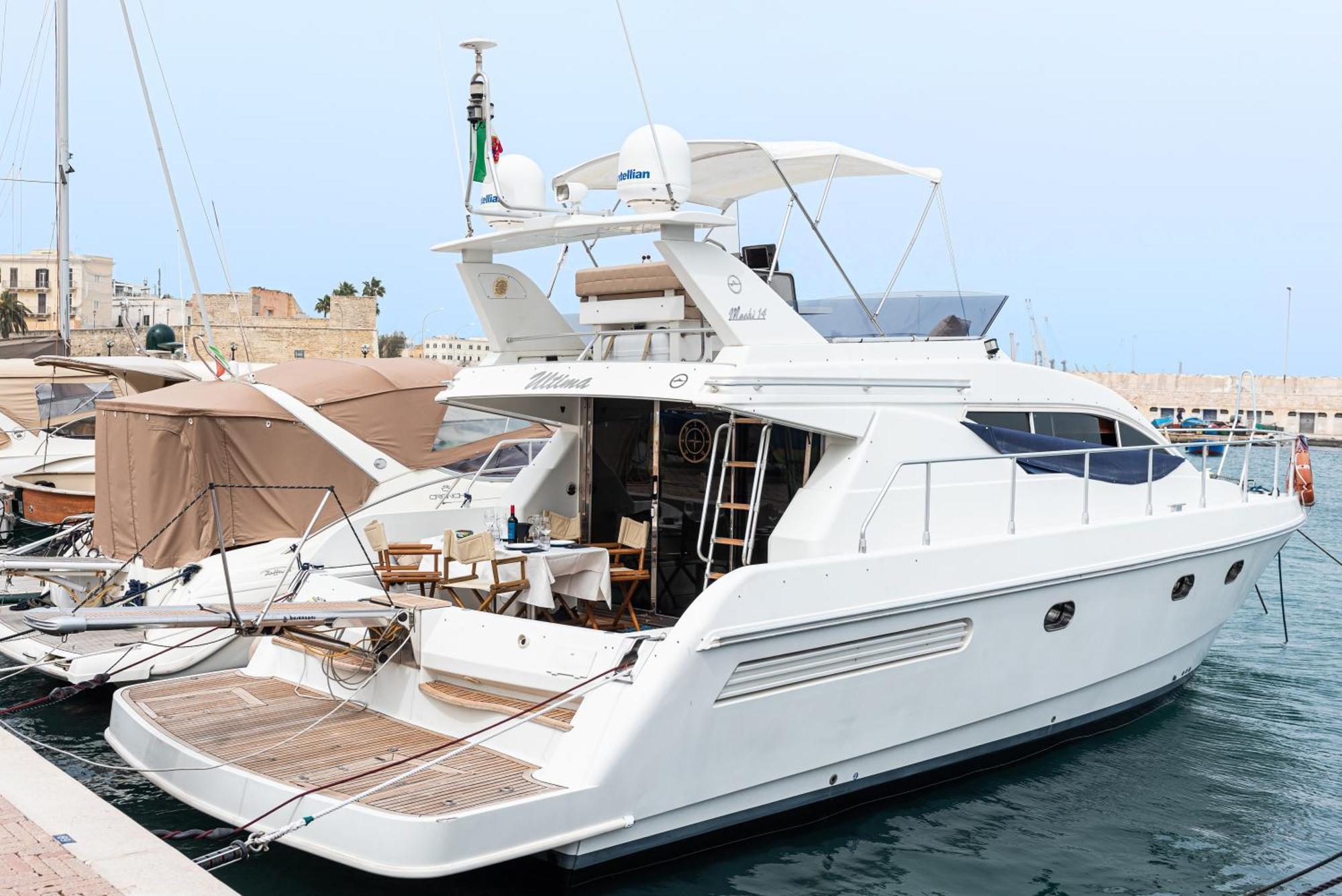 "Ultima" Love Boat Bari Extérieur photo